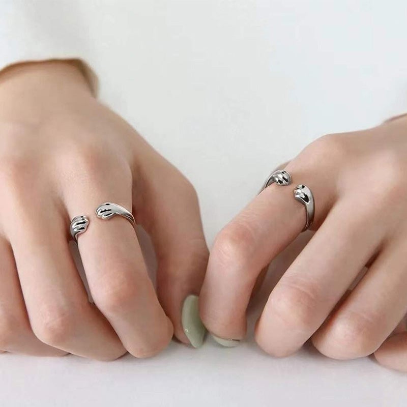 Åpen ring med kattens poter design og rundt spor