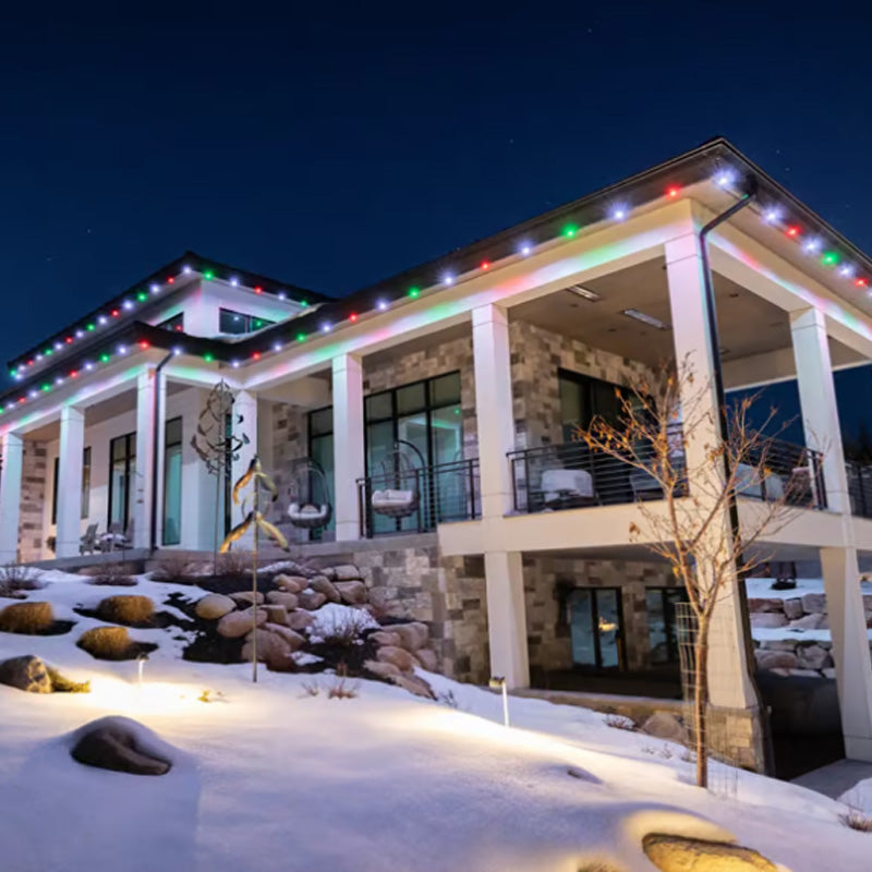 Fargerike utendørs takskjegglys