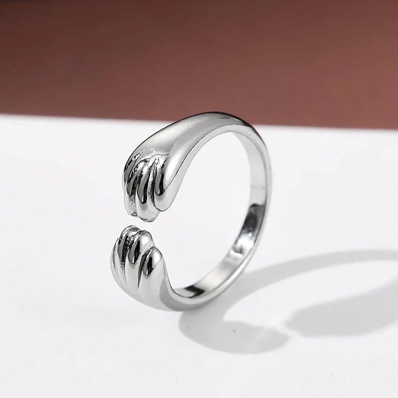 Åpen ring med kattens poter design og rundt spor