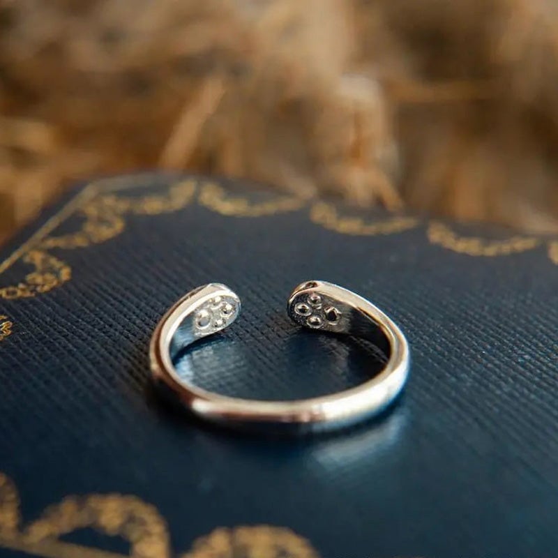 Åpen ring med kattens poter design og rundt spor