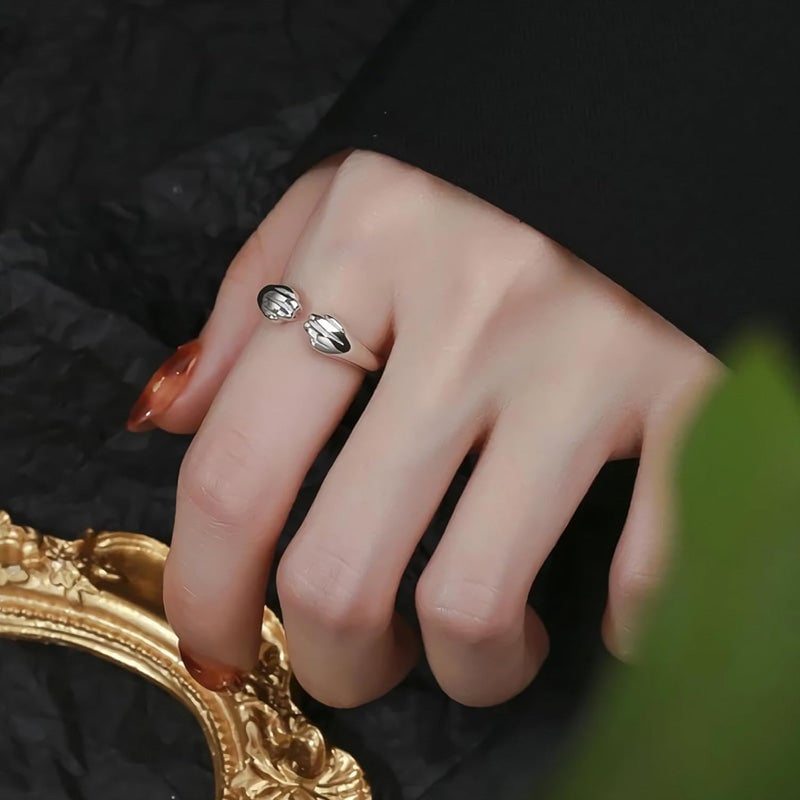 Åpen ring med kattens poter design og rundt spor