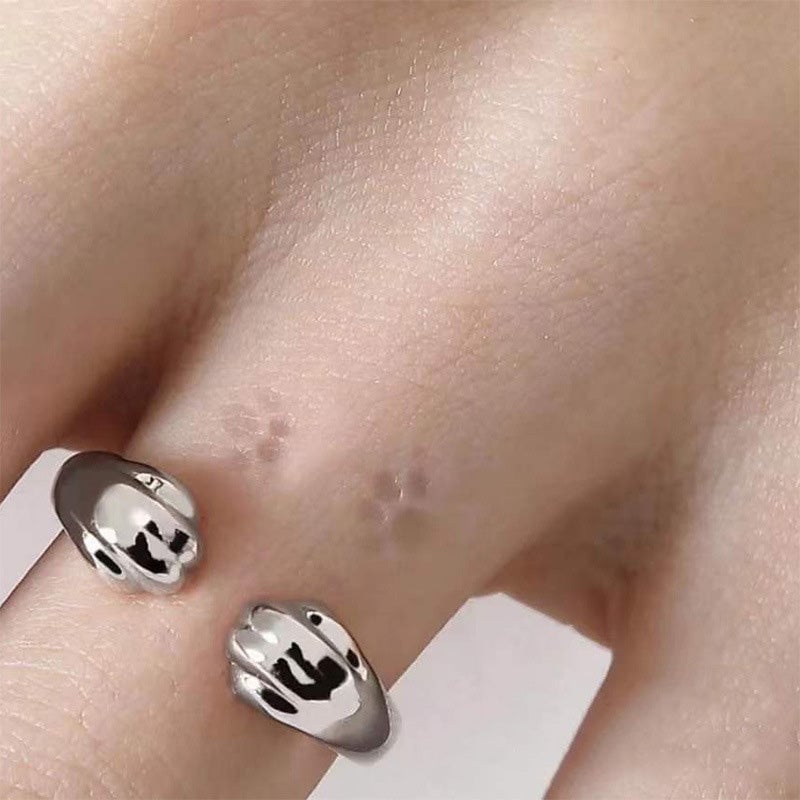 Åpen ring med kattens poter design og rundt spor