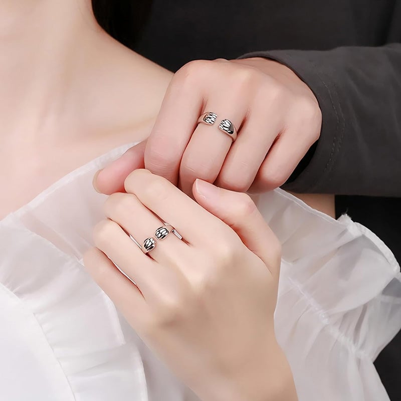 Åpen ring med kattens poter design og rundt spor