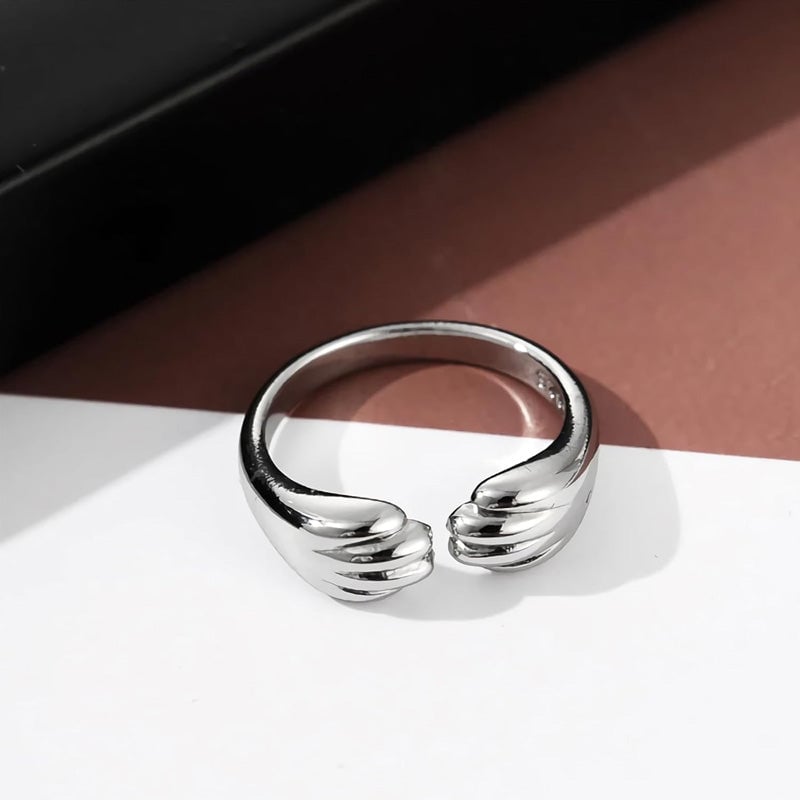 Åpen ring med kattens poter design og rundt spor