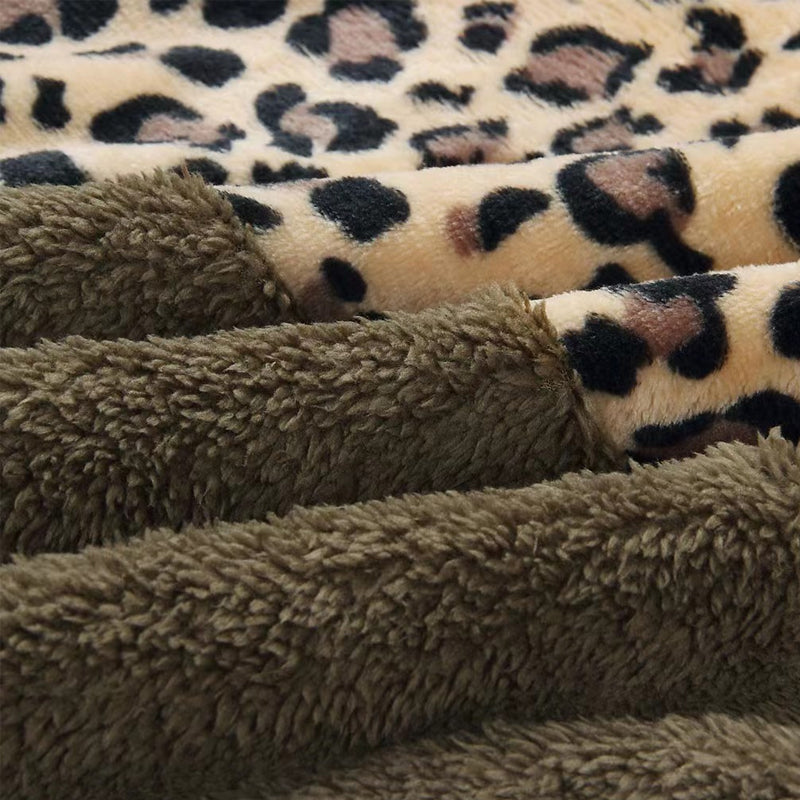 Hettegenser med leopard-mønster