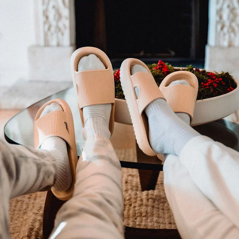 Sklisikker unisex tøfler med tykk bunn