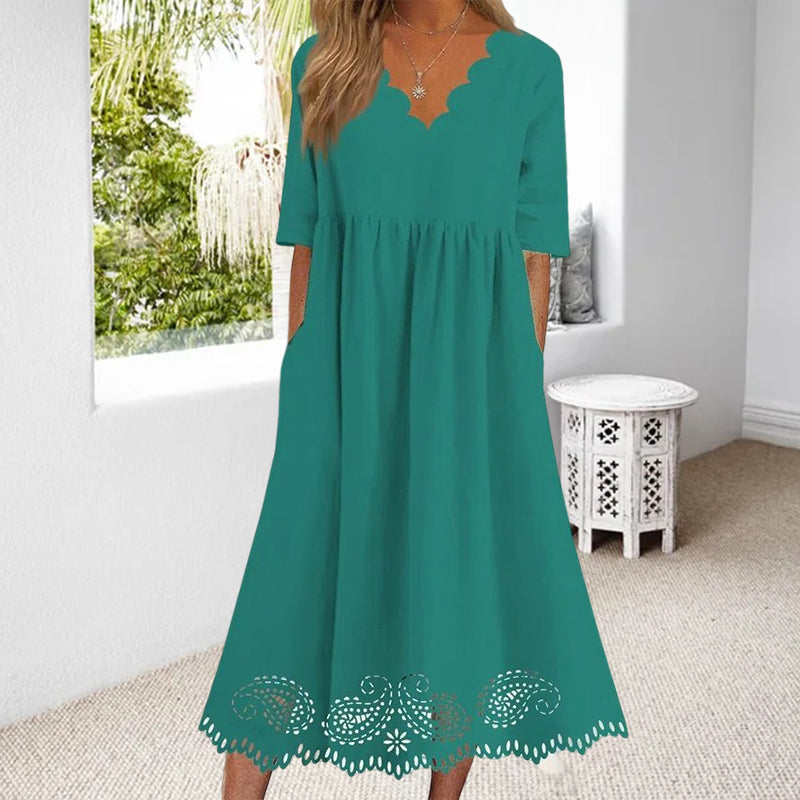 Ensfarget kjole med blonder med V-hals