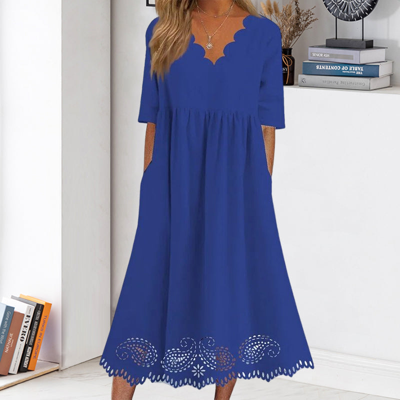 Ensfarget kjole med blonder med V-hals