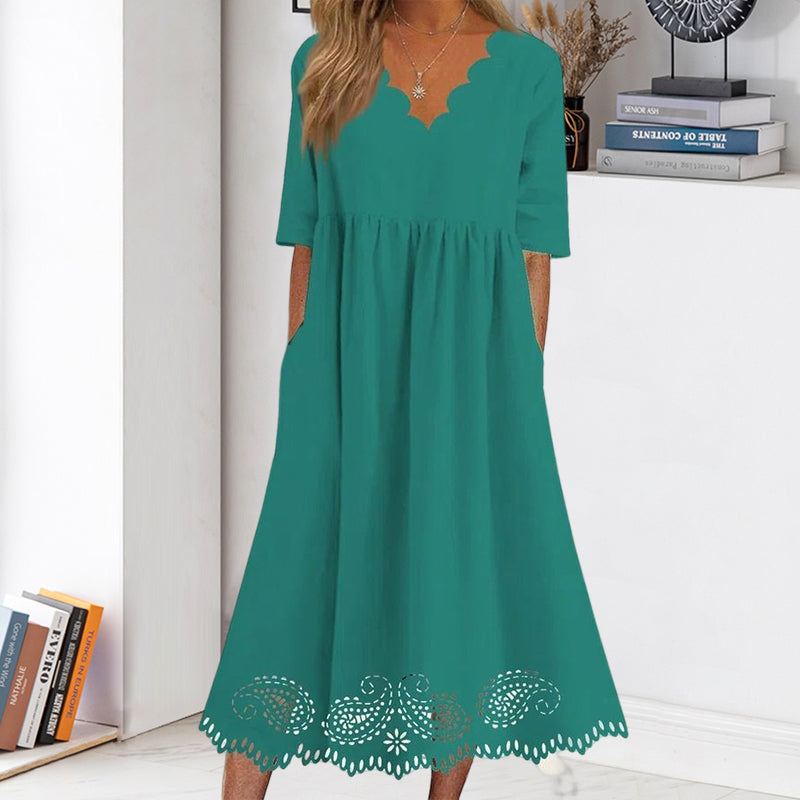 Ensfarget kjole med blonder med V-hals