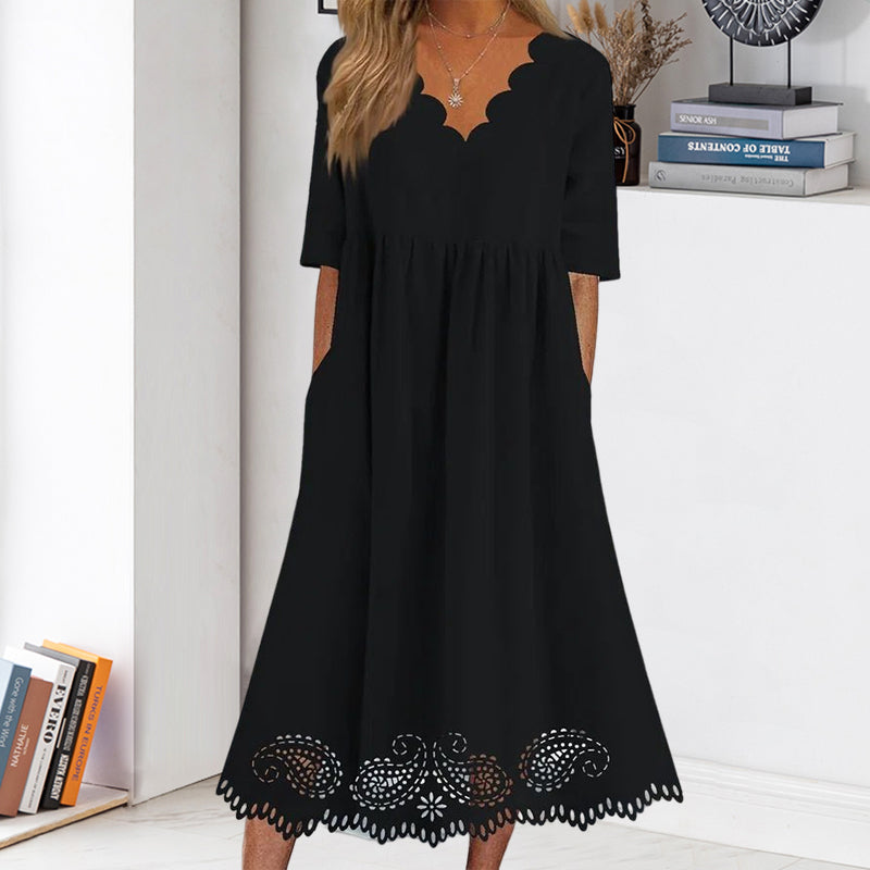 Ensfarget kjole med blonder med V-hals