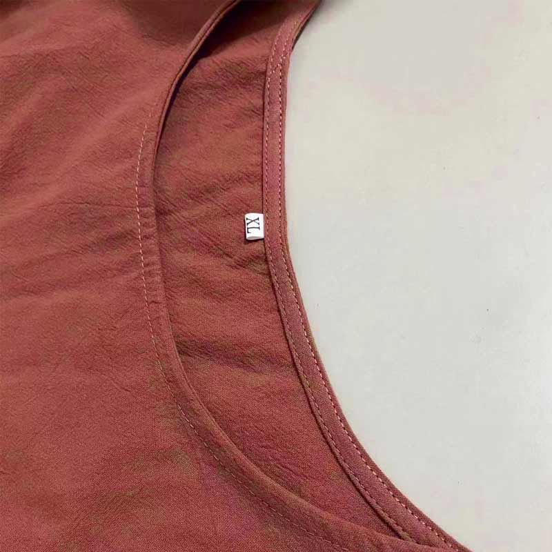 Ensfarget ermeløs løs kjole med lomme