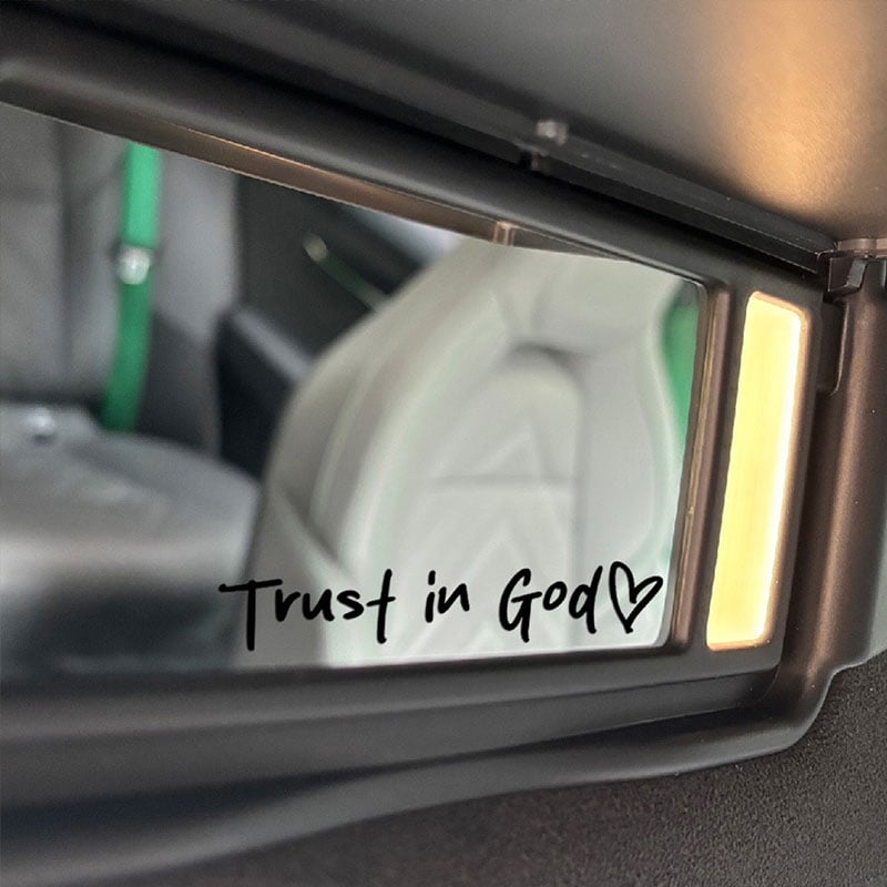 "Trust in God" dekorativt klistremerke til bakspeilet i bilen