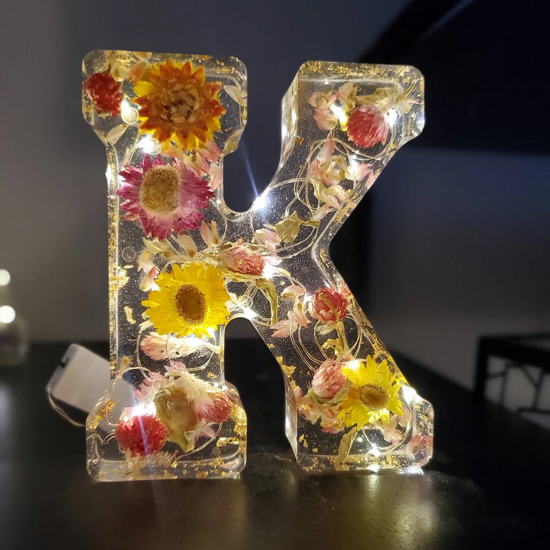 Nattlampe med tørkede blomsterbokstaver