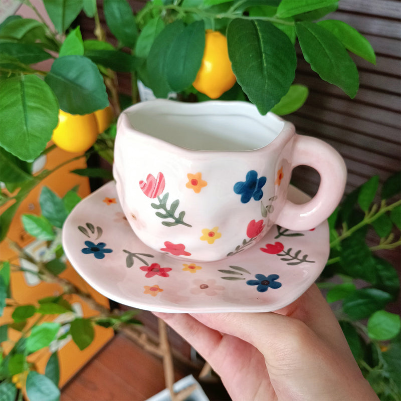 Håndmalt blomsterkrus i keramikk