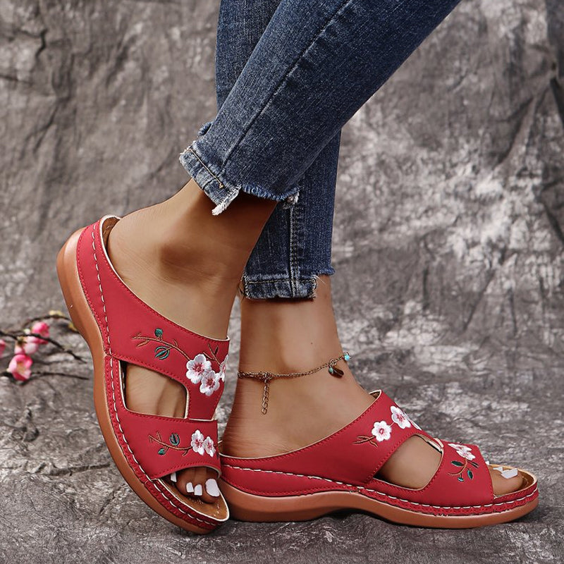 Sandaler med broderte blomster for kvinner