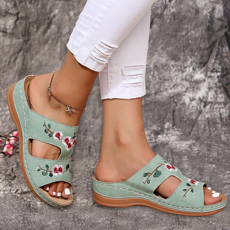 Sandaler med broderte blomster for kvinner