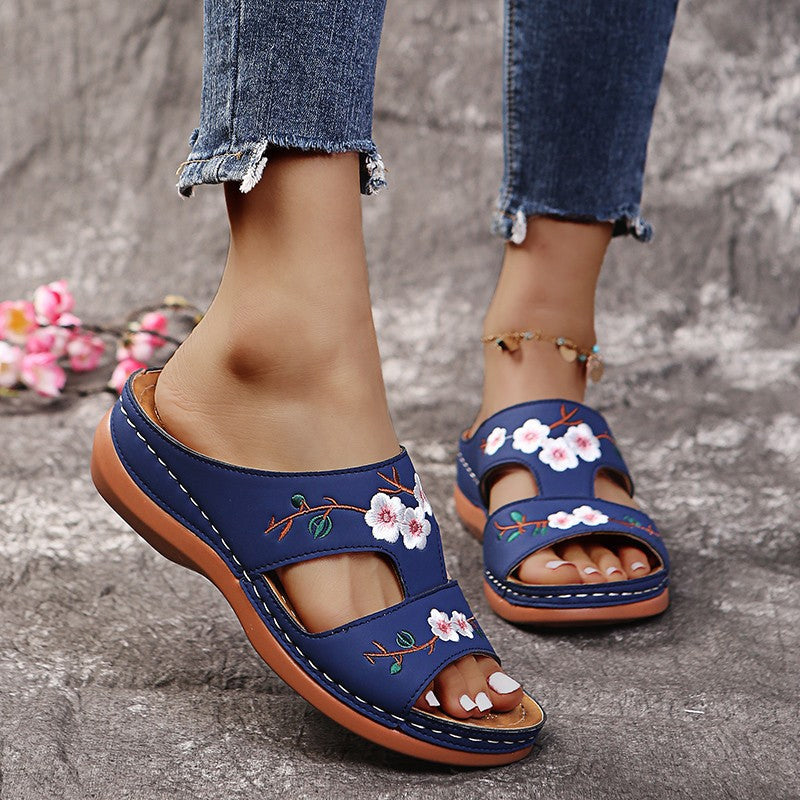 Sandaler med broderte blomster for kvinner