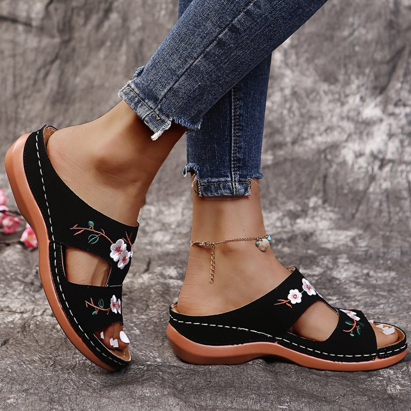 Sandaler med broderte blomster for kvinner