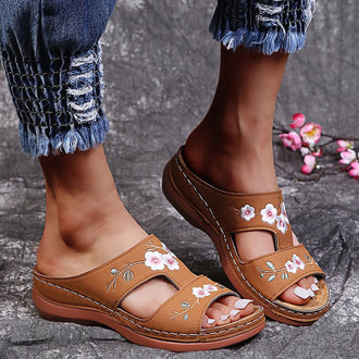 Sandaler med broderte blomster for kvinner