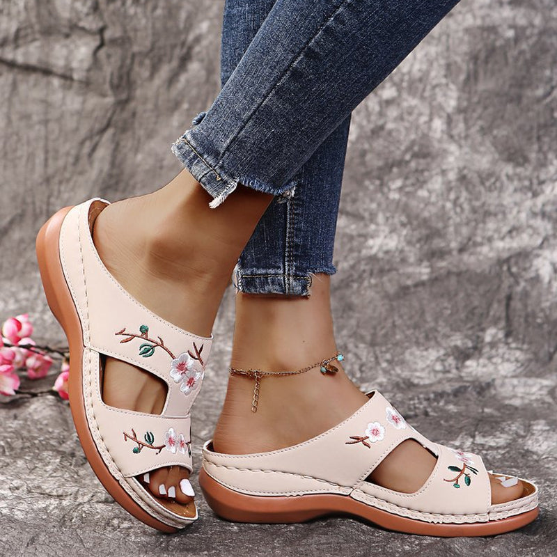 Sandaler med broderte blomster for kvinner