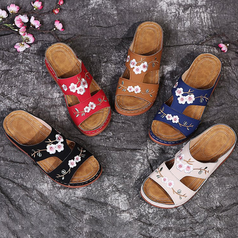 Sandaler med broderte blomster for kvinner