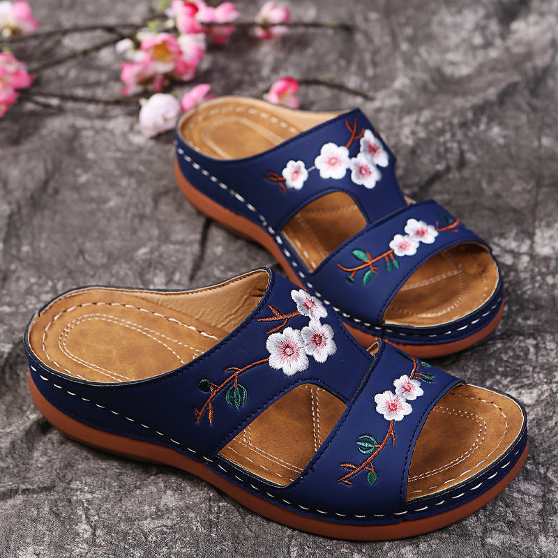 Sandaler med broderte blomster for kvinner