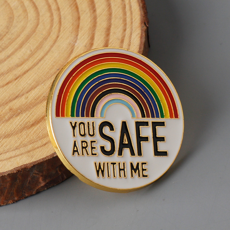 'You are Safe with ME' emaljert brosjepinner anheng