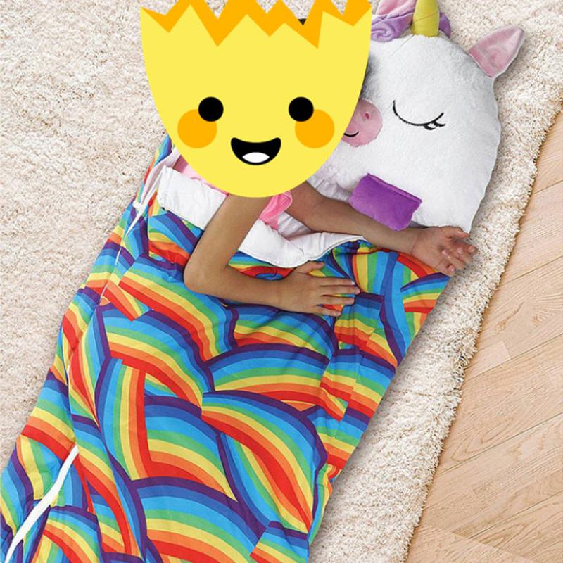 Kombinert pute og sovepose med dyremotiv for barn