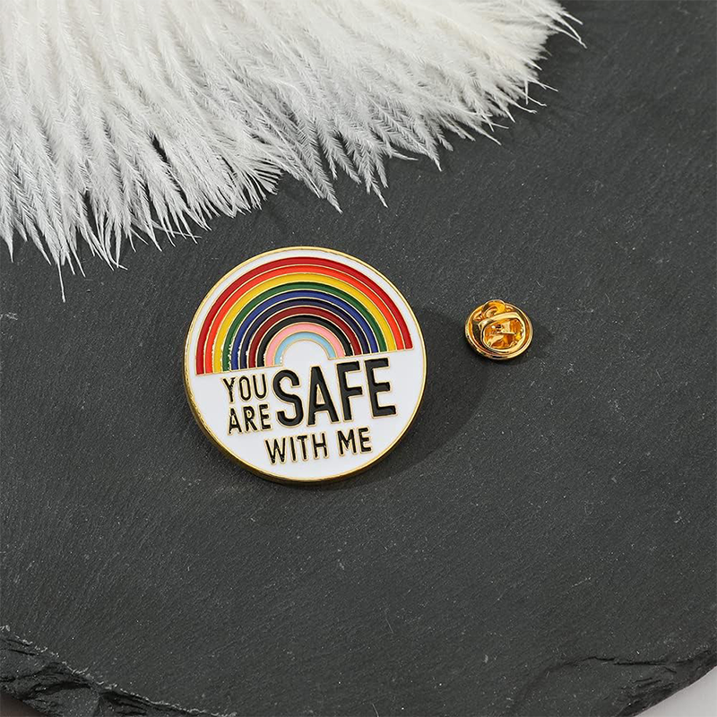 'You are Safe with ME' emaljert brosjepinner anheng