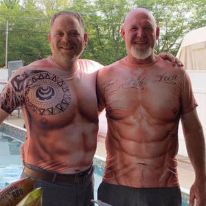 T-skjorte med falske muskler og tatovering