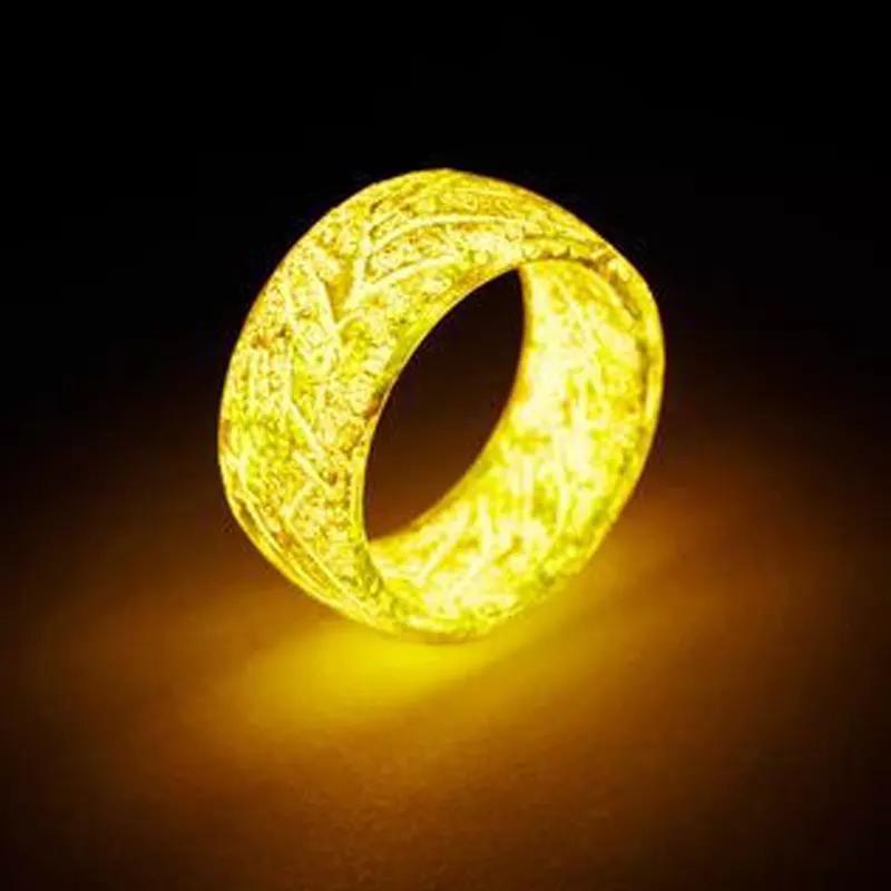 Fin fargerik lysende ring
