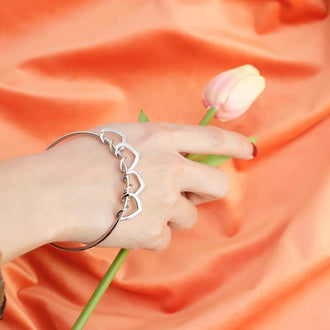 Familiearmbånd med hjerteformede anheng