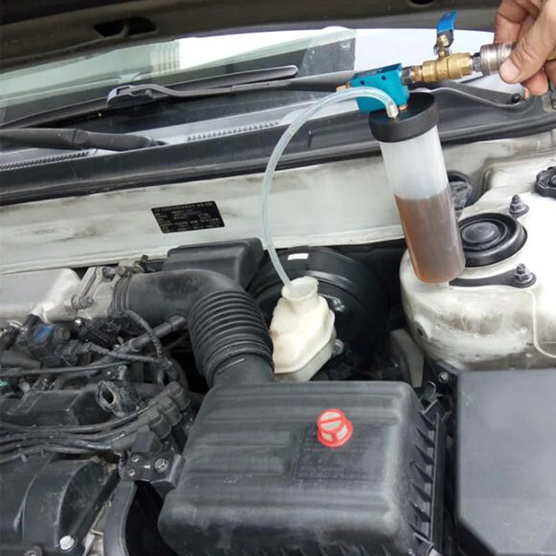 Verktøy for utskifting av bremsevæske og olje i bilen