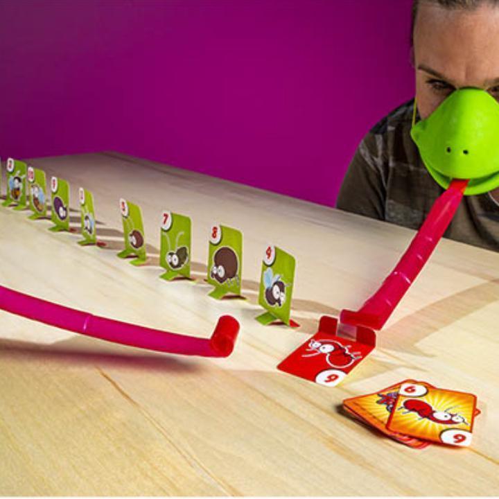 Brettspill med kameleon som stikker ut tungen